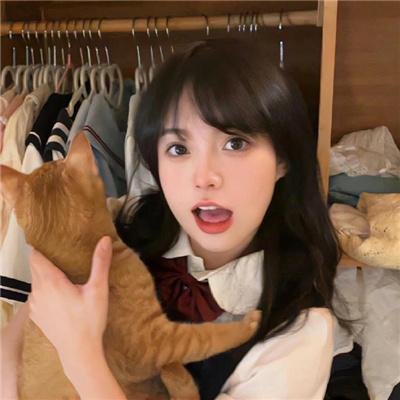 两个男人和一个衣柜